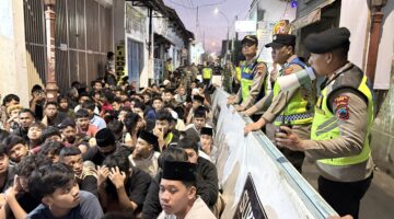 Kapolres Kudus Pantau Langsung Pembagian Nasi Jangkrik, Ribuan Warga Padati Kawasan Menara 
