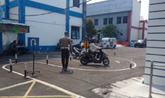 Polantas Menyapa, Personel Satlantas Polres Karanganyar Laksanakan Pendampingan Tes Drive Roda Dua bagi Pemohon SIM