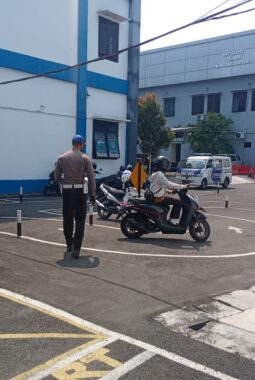 Polantas Menyapa, Personel Satlantas Polres Karanganyar Laksanakan Pendampingan Tes Drive Roda Dua bagi Pemohon SIM