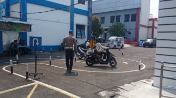 Polantas Menyapa, Personel Satlantas Polres Karanganyar Laksanakan Pendampingan Tes Drive Roda Dua bagi Pemohon SIM