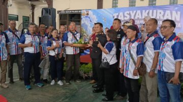Hari Bhayangkara ke-80, PJW Bersama Insan Pers Wonogiri Beri Kejutan Tumpeng dan Kaos Simbolis untuk Polres Wonogiri, Perkuat Sinergi Polri dan Media