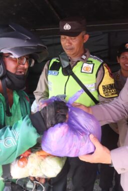 Berbagi kebahagiaan peringatan Hari Bhayangkara ke 80, Polres Semarang bagikan 400 paket sayur dan sembako