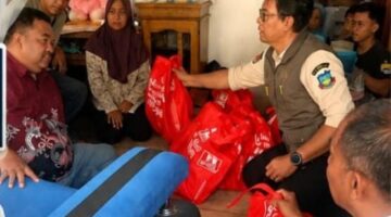 Pasca-Kebakaran di Bungbulang, Anggota DPRD Garut Yudha Puja Turnawan Salurkan Bantuan untuk Korban