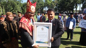 Momen HUT 80 Tahun Kab. Deli Serdang dan Bhayangkara, Bupati Hadiahkan Fery Kusnadi Penghargaan