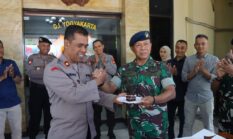 Perkuat Sinergitas, Danden Lanud Gading Beri Kejutan Hari Bhayangkara ke-80 di Polres Gunungkidul