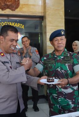 Perkuat Sinergitas, Danden Lanud Gading Beri Kejutan Hari Bhayangkara ke-80 di Polres Gunungkidul