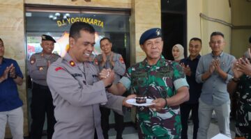 Perkuat Sinergitas, Danden Lanud Gading Beri Kejutan Hari Bhayangkara ke-80 di Polres Gunungkidul