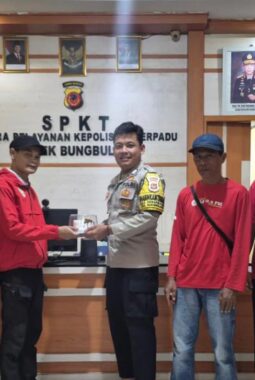 Kejutan Manis di Keheningan Malam: Komunitas Radio RJ Sambangi Polsek Bungbulang pada Hari Bhayangkara ke-80