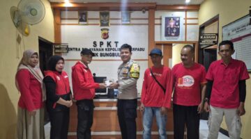 Kejutan Manis di Keheningan Malam: Komunitas Radio RJ Sambangi Polsek Bungbulang pada Hari Bhayangkara ke-80