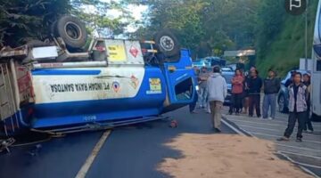 Tangki PT Raya Indah Santosa Diduga Bermuatan Solar Industri Terguling di Jalur Tengkorak Bayeman, Purbalingga