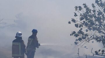 UPT Damkar Pameungpeuk Gerak Cepat Padamkan Kebakaran Lahan TNI AURI di Cikelet