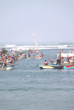 Pesta Laut Santolo 2026: Ribuan Nelayan Garut Larung Syukur dalam Harmoni Budaya “Ngarumat Sagara”