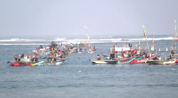 Pesta Laut Santolo 2026: Ribuan Nelayan Garut Larung Syukur dalam Harmoni Budaya “Ngarumat Sagara”