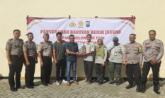 Penyerahan Bantuan Benih Jagung dari Kementerian Pertanian Melalui Polres Jombang Kepada Kelompok Tani di Kecamatan Diwek Kabupaten Jombang