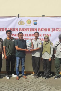 Penyerahan Bantuan Benih Jagung dari Kementerian Pertanian Melalui Polres Jombang Kepada Kelompok Tani di Kecamatan Diwek Kabupaten Jombang