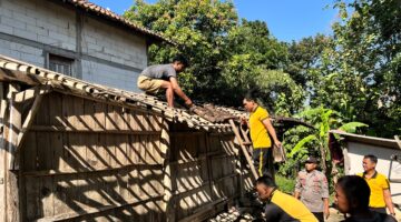 Lewat Aksi Kemanusiaan, Program Polisi Mondokan Bersatu Gotong Royong Bedah Rumah Tak Layak Huni