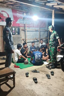 Tingkatkan Keamanan Malam Hari, Babinsa Koramil Tirtomoyo Patroli Bersama Linmas