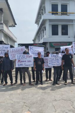 Edis Sigalingging Pimpin Aksi Front Justice di Kejari Simalungun, Soroti Lambannya Penanganan Laporan Dugaan Korupsi.
