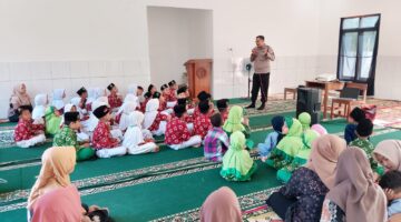 Police Goes to School, Polsek Ngadirojo Edukasi Siswa MI UT Arpansa tentang Tertib Berlalu Lintas dan Cegah Bullying