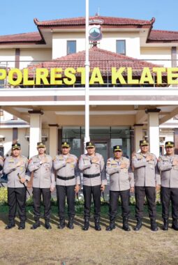 Pimpin Upacara Peningkatan Tipe Polresta Klaten, Kapolda Jateng Tegaskan Pelayanan kepada Masyarakat Harus Semakin Profesional dan Humanis