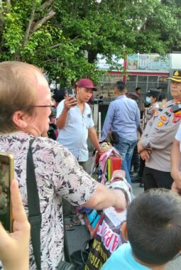 Pengguna Jalan Keluhkan Aksi Unras Ilegal Yang Dipimpin Istri DPO LS, Sebabkan Kemacetan Hampir 1 Km