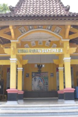 Diduga Hindari Konfirmasi Wartawan, Istri Kades Paberasan Sebut Darsun Tak Ada di Rumah, Padahal Berada di Samping Kediaman