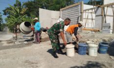 Gotong Royong Bangun Rumah Warga, Babinsa Nogosari Perkuat Kemanunggalan TNI dan Rakyat