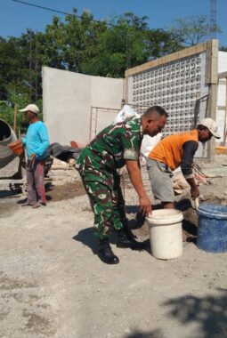 Gotong Royong Bangun Rumah Warga, Babinsa Nogosari Perkuat Kemanunggalan TNI dan Rakyat