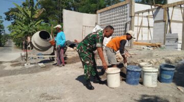 Gotong Royong Bangun Rumah Warga, Babinsa Nogosari Perkuat Kemanunggalan TNI dan Rakyat