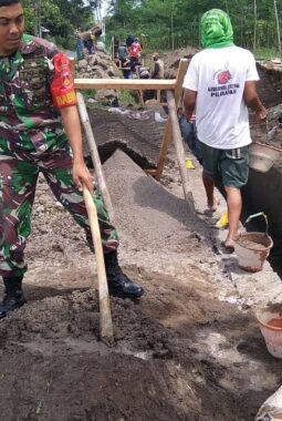 Babinsa Denggungan Turun Tangan Bangun Talud, Wujud Nyata TNI Bersama Rakyat Perkuat Akses Jalan Desa