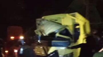 VIRAL DI MEDIA SOSIAL: Tabrakan “Adu Banteng” Truk di Garut, 1 Meninggal dan 3 Kritis!