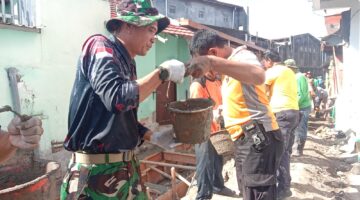 Danramil 03 Serengan Terjun Langsung & Semangati Satgas TMMD, Ormas, Warga Dalam Pengecoran Begesteng Sasaran Saluran Air