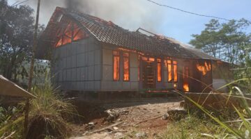 GEMPAR! API MENGAMUK, RUMAH PANGGUNG DI MEKARBAKTI BUNGBULANG LUDES DILAHAP SI JAGO MERAH!