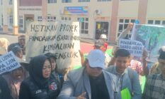 Di Halaman Pengadilan Negeri Jepara: Warga Tunggul Pandean Berseru “Dengarkan Suara Kami, Hentikan Sementara Proyek Itu”