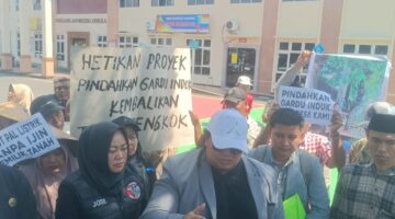 Di Halaman Pengadilan Negeri Jepara: Warga Tunggul Pandean Berseru “Dengarkan Suara Kami, Hentikan Sementara Proyek Itu”