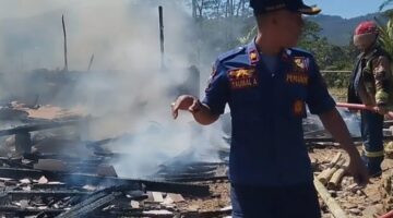 Respon Cepat 8 Menit: Damkar UPT Bungbulang Berhasil Padamkan Kebakaran Rumah Panggung di Mekar Bakti, 5 Jiwa Selamat