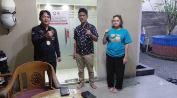 Sukindar ​Waketum DPP FERADI WPI dan Subur Jaya Lawfirm Pasang Stiker Pendampingan Hukum di Rumah Ibu Yuliati