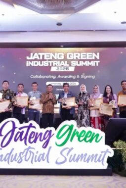 SMKN 5 Semarang Raih Penghargaan Sekolah Teraktif Pendukung Program Rengganis Mengajar pada Jateng Green Industry Summit 2026