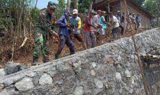 Babinsa Koramil 10/Sambi dan Warga Kompak Gotong Royong Bangun Talud di Tempursari