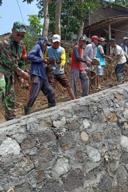 Babinsa Koramil 10/Sambi dan Warga Kompak Gotong Royong Bangun Talud di Tempursari