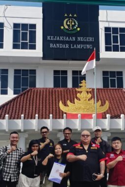 “Kenapa Oknum Jaksa di Lampung Terkesan Kebal Hukum? Tolong Saya, Bapak Presiden,” Seru Siti Khotijah, Istri M. Umar Bin Abu Tholib