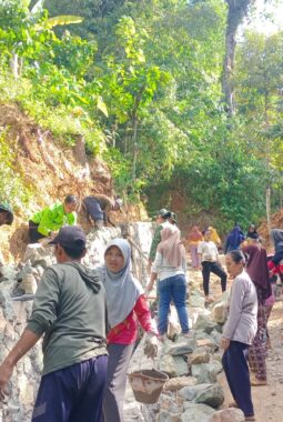 Ras Terkuat Dimuka Bumi Turut Berbaur Sukseskan TMMD Di Brenggolo