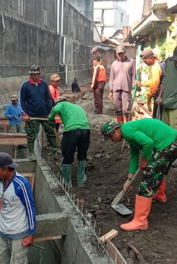 Anggota Satgas TMMD, Ormas, Linmas & Masyarakat Tancap Gas Kerjakan Pembongkaran Begesteng dan Pemerataan Tanah