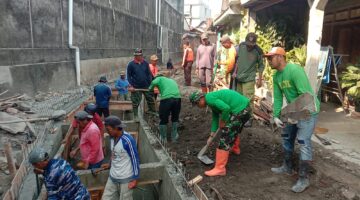 Anggota Satgas TMMD, Ormas, Linmas & Masyarakat Tancap Gas Kerjakan Pembongkaran Begesteng dan Pemerataan Tanah