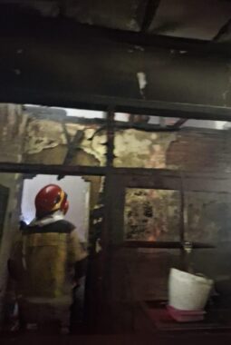 Aksi Cepat Tim Damkar Garut Gagalkan Amukan Si Jago Merah di Margawati, Aset Miliaran Rupiah dan 14 Jiwa Selamat!