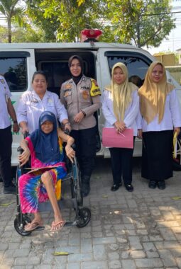 Sinergi Bhabinkamtibmas dan Perangkat Kelurahan Kauman Jepara Evakuasi Lansia Sebatang Kara ke Panti Jompo