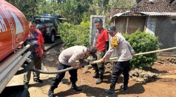 Sinergi Polsek Tepus dan Forkopimkap Bantu Warga Terdampak Kekeringan Melalui Penyaluran Air Bersih