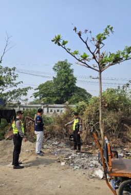 Cegah Karhutla Sejak Dini, Patroli Presisi Sat Samapta Polres Sragen Hentikan Pembakaran Rumput Kering di Kawasan Perkebunan KAI