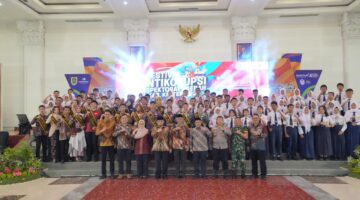 Meriahnya Tradisi Yaqowiyu, Ribuan Kue Apem Jadi Rebutan Warga