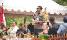 Meriahnya Tradisi Yaqowiyu, Ribuan Kue Apem Jadi Rebutan Warga